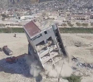 İş makinesiyle yıkılan binaların yerle bir olma anları kamerada
