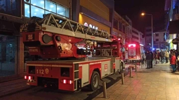 İş merkezinde çıkan yangın büyümeden söndürüldü
