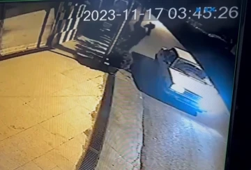 İş yerinde asılı Türk bayrağını koparıp otomobiline aldı
