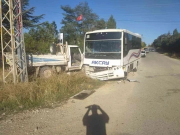 İşçi taşıyan servis midibüsü kamyonetle çarpıştı: 17 yaralı
