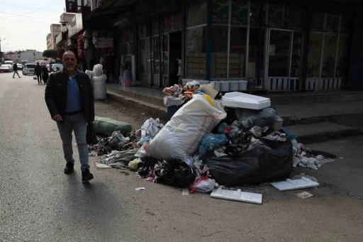 İşçiler greve gitti, sokaklar çöp doldu
