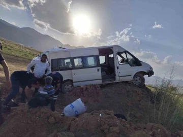 İşçileri taşıyan minibüs kaza yaptı: 5 yaralı
