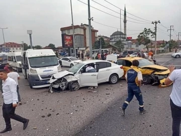 Işıklı kavşakta 3 otomobil çarpıştı: 2 yaralı
