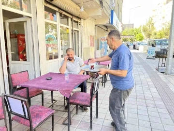 İşitme ve konuşma engelli adam 40 yıldır kıraathanelerde çalışarak ailesini geçindiriyor
