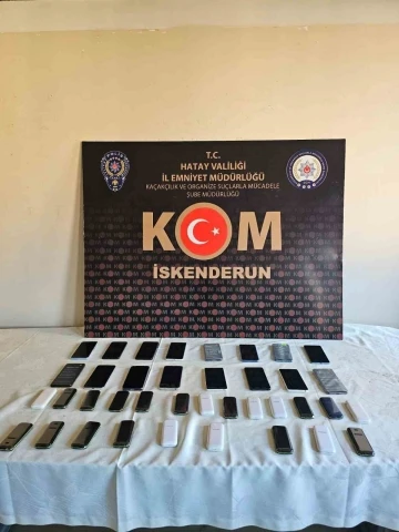 İskederun’da bir iş yerinde 38 kaçak telefon ele geçirildi
