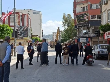 İskenderun'da depremde ağır hasar alan 6 katlı bina kontrollü yıkıldı