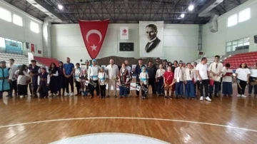 İskenderun'da depremzede sporcular, Zafer Bayramı Turnuvası'nda ok attı 