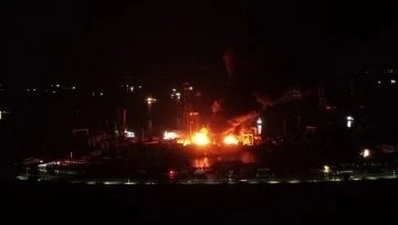 İskenderun’da limanda deprem sonrası başlayan yangın devam ediyor
