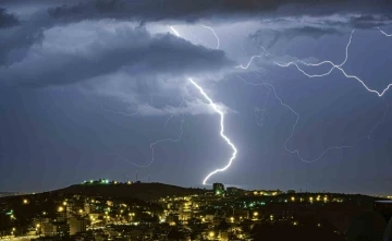 İskenderun Körfezi’nde şimşekler geceyi aydınlattı
