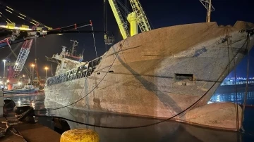 İskenderun Limanı’nda batan gemi yüzer hale getirildi
