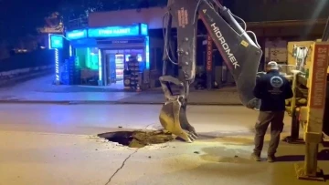 İşlek cadde oluşan çukur sürücülere zor anlar yaşattı
