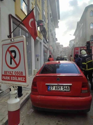 Isparta’da yangında mahsur kalan 3 çocuk kurtarıldı
