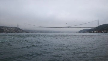 İstanbul Boğazı'nda sis nedeniyle gemi trafiği durdu!