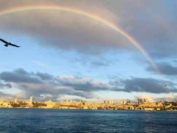 İstanbul Boğazında ortaya çıkan gökkuşağı masalsı görüntüler oluşturdu
