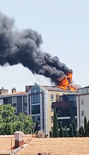 İstanbul’da 7 katlı binanın çatı katından alevler yükseldi
