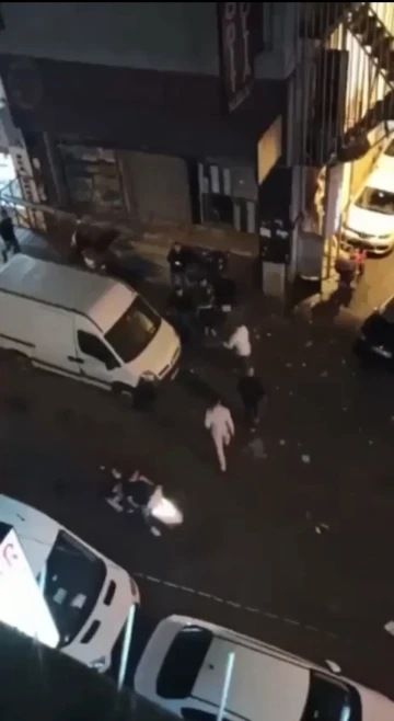 İstanbul’da dehşet anları kamerada: Cadde ortasında silahla 2 kişiyi vurdu
