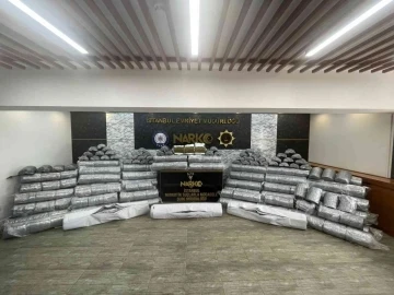 İstanbul’da dev operasyon: Türkiye’ye gönderilen kumaş topları arasından 1,5 ton uyuşturucu çıktı

