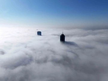İstanbul’da etkili olan sis nedeniyle dev gökdelenler adeta kayboldu
