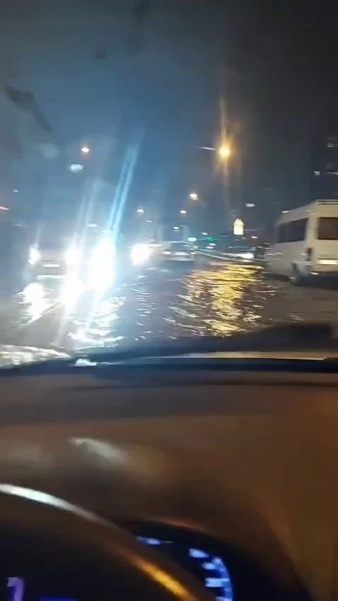 İstanbul’da etkili olan yağış sürücülere zor anlar yaşattı
