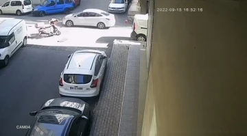İstanbul’da feci kaza kamerada: Motosikletli kurye başıyla arka camı patlattı
