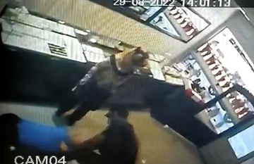 İstanbul’da film gibi soygun girişimi kamerada: Gaspçı çifti linçten polis kurtardı
