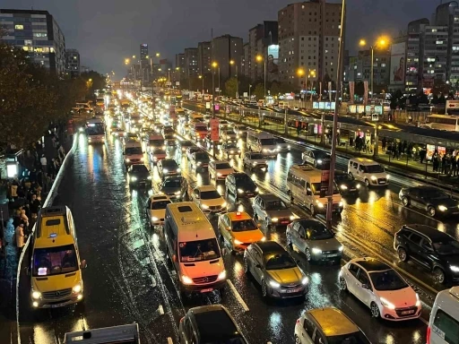 İstanbul’da haftanın son gününde trafik yüzde 90’a ulaştı
