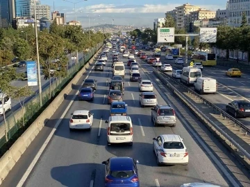 İstanbul’da haftanın son iş gününde trafik yoğunluğu oluştu
