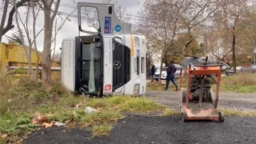 İstanbul'da İSKİ çalışması sırasında yol çöktü!