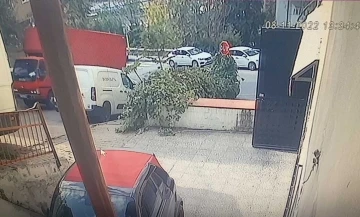 İstanbul’da kamyonet dehşeti kamerada: 5 araç pert oldu
