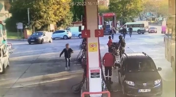 İstanbul’da markette dehşet anları kamerada: Kovalayıp dövdükleri genci kaçırdılar

