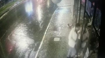 İstanbul’da rahat tavırlı hırsızlar kamerada

