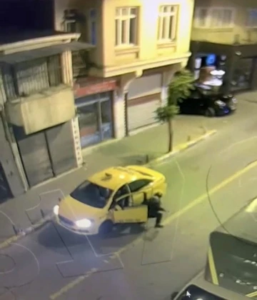 İstanbul’da taksi gaspı kamerada: Taksici arkasına bile bakmadan kaçtı
