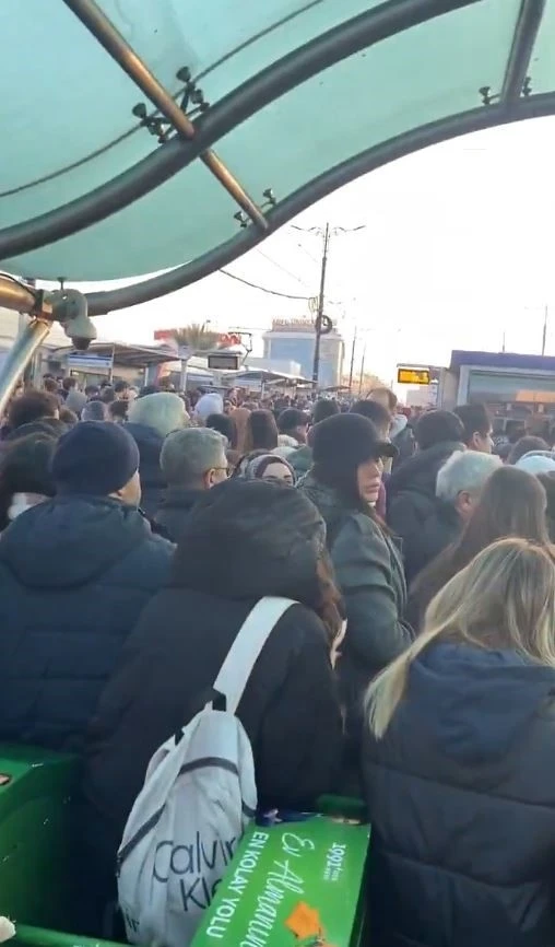 İstanbul’da tramvay seferlerinde gecikme çileden çıkardı, yoğunluk oluştu
