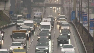 İstanbul’da yağmur trafiği vurdu: Yoğunluk yüzde 56’lara ulaştı
