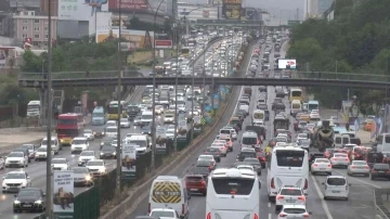 İstanbul’da yağmurla birlikte trafikte yoğunluk yüzde 85’e ulaştı
