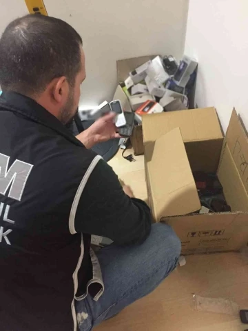 İstanbul’da yüzlerce kaçak telefon ele geçirildi
