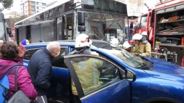 İstanbul Kadıköy'de feci kaza! Otomobilde sıkışan sürücüyü itfaiye ekipleri kurtardı