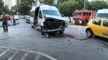 İstanbul'da faciadan dönüldü. Kadıköy'de işçileri taşıyan iki servis minibüsü çarpıştı