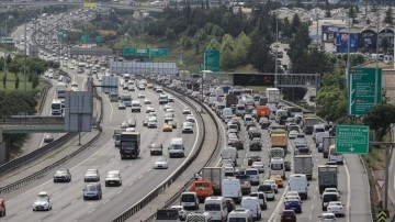 İstanbul'da otogar ve kentin bazı noktalarında tatil hareketliliği yaşanıyor