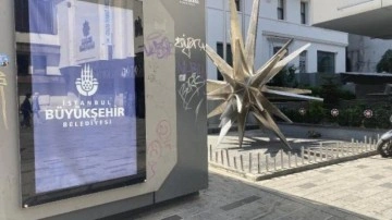 İstiklal Caddesi'ndeki Göktaşı Heykeli'nin önünü kapatan ATM'ler kaldırıldı