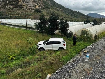 İstinat duvarını aşıp tarlaya uçtu
