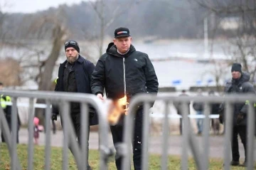 İsveç’te Kuran yakan siyasetçiden yeni tehdit: &quot;Rusya Büyükelçiliği önünde de yakabilirim&quot;
