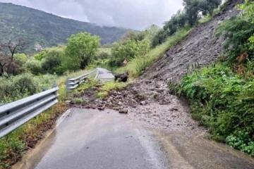 İtalya’da şiddetli yağış, sel ve toprak kaymasına yol açtı