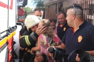 İtfaiye ekibi dumanların arasına dalıp kurtardı, mutluluğun fotoğrafı
