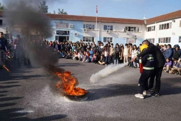 İtfaiyecilerden ortaokul öğrencilerine yangın eğitimi
