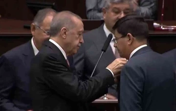 İYİ Parti’den AK Parti’ye geçen Özcan’a rozetini Cumhurbaşkanı Erdoğan taktı

