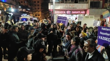 İzinsiz yürümek isteyen gruba polis müdahalesi
