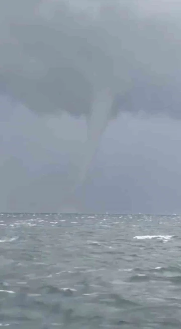 İzmir açıklarında oluşan hortum böyle görüntülendi
