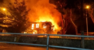 İzmir’de 2 katlı bina alev alev yandı

