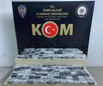 İzmir’de 990 gümrük kaçağı cep telefonu ele geçirildi
